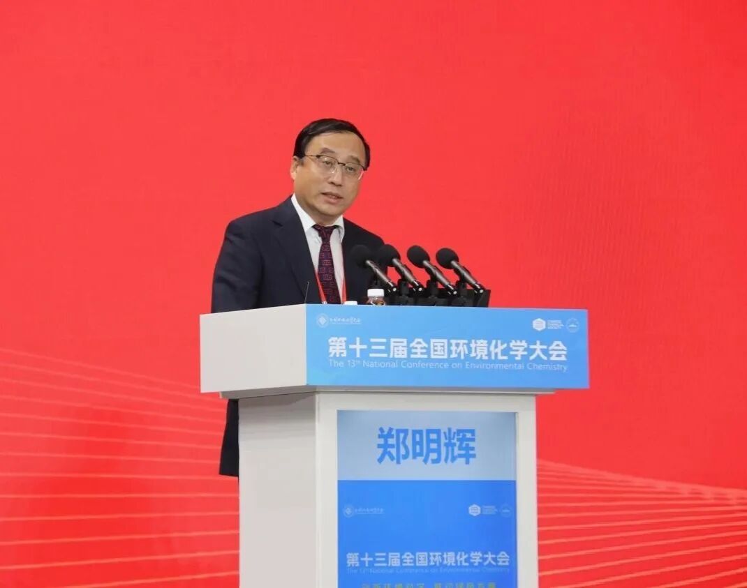 郑明辉研究员主持颁奖和新书发布仪式