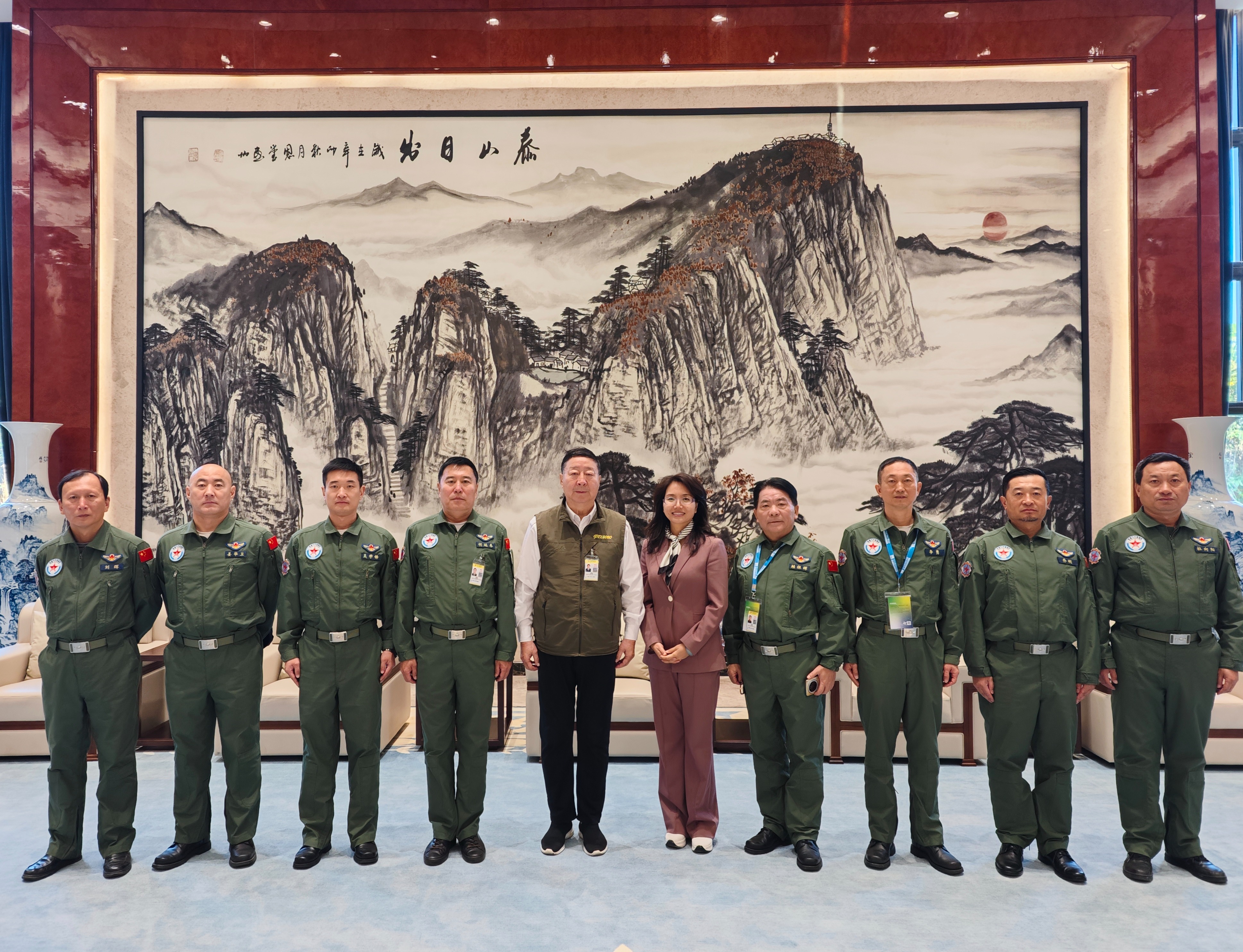 60年蓝天情缘再续！七旬飞行员与“初恋战机”共舞珠海