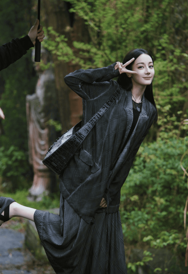 迪丽热巴俏皮比耶。