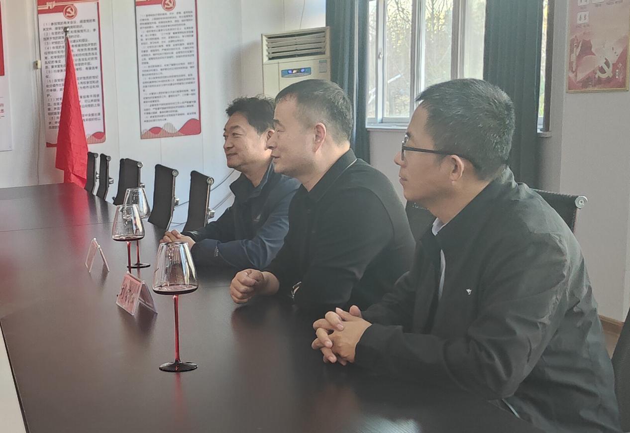 刘钦松向客人介绍集团的发展历程和当前情况