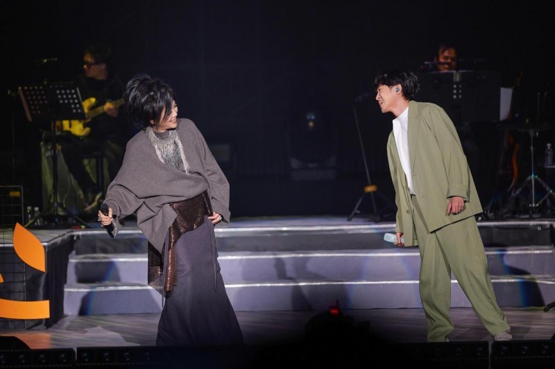 齐豫“风采依旧·在”北京演唱会真挚开演,绝美天籁吟唱艺术盛宴(图4) 齐豫“风采依旧·在”北京演唱会真挚开演,绝美天籁吟唱艺术盛宴(图4)