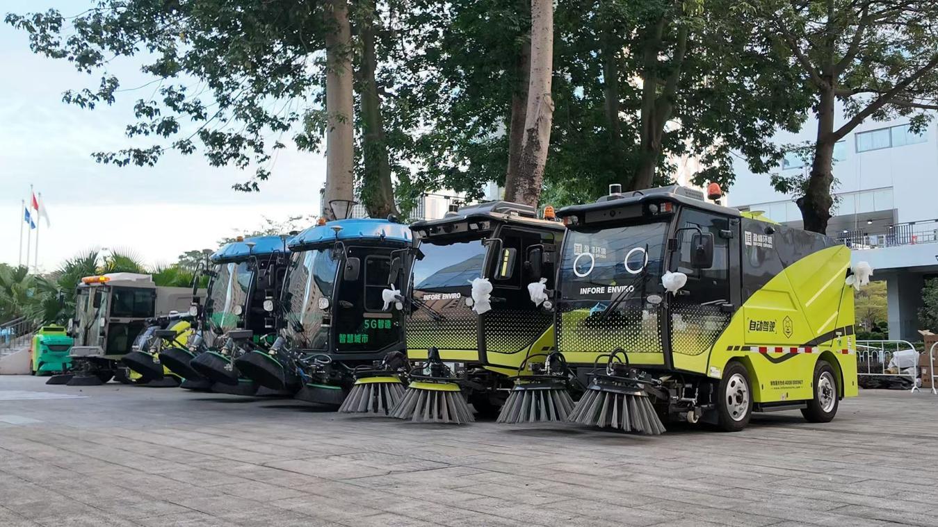 本届参赛的人工智能环卫机器人整装待发（部分）
