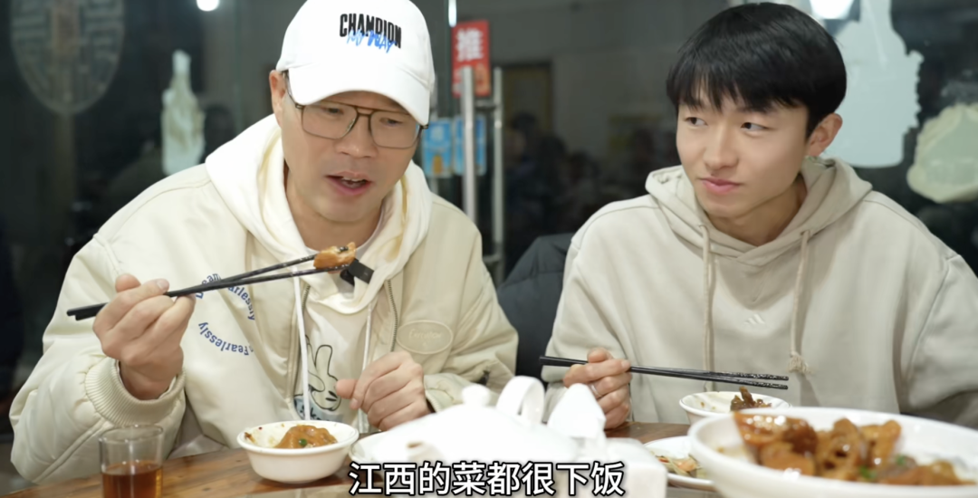 江西菜的特点是咸鲜下饭、食材本味。（图/王迅探店视频截图）