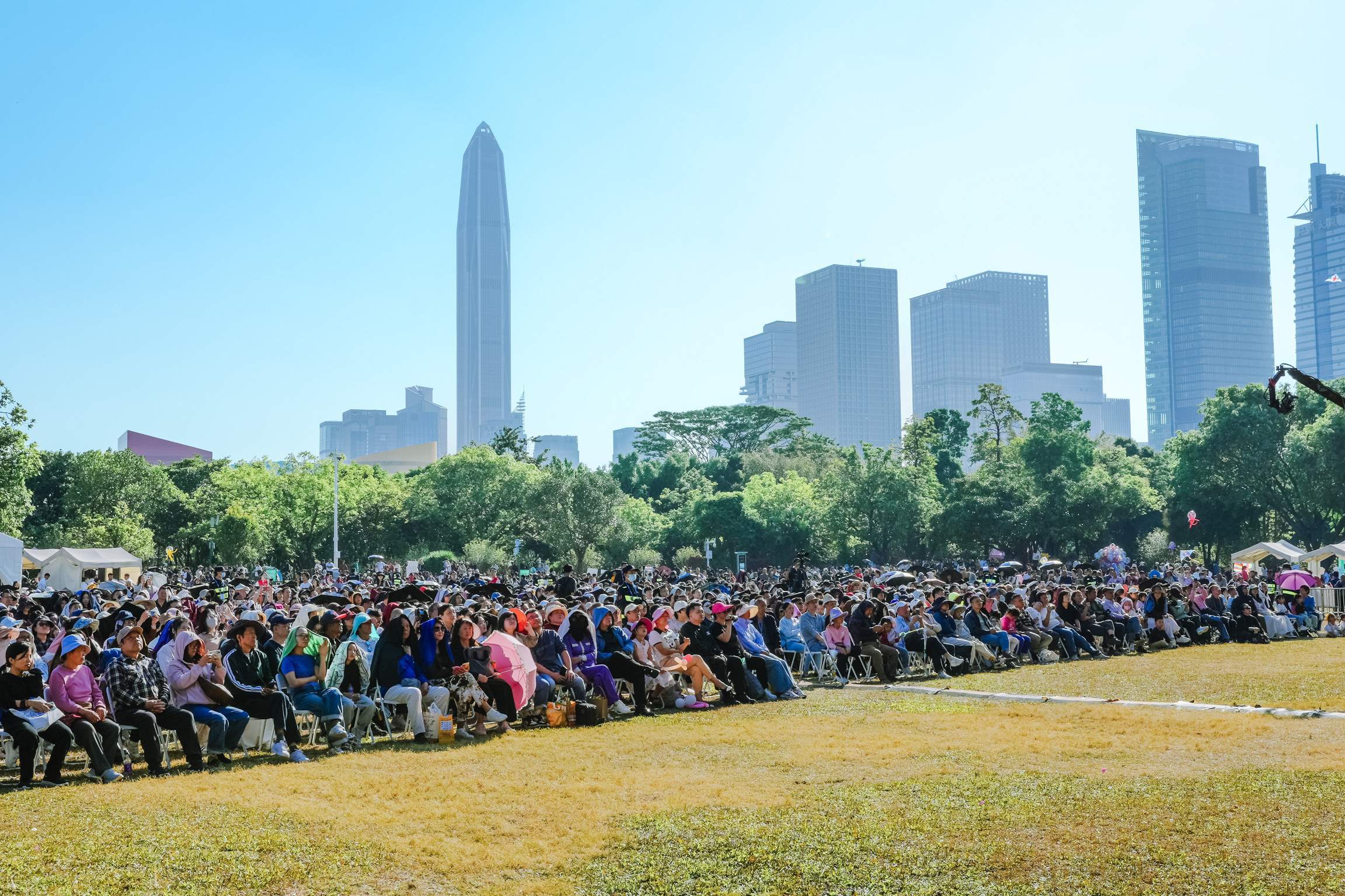 2025莲花山音乐节首日吸引上万市民现场参与，约250万市民线上同步观看