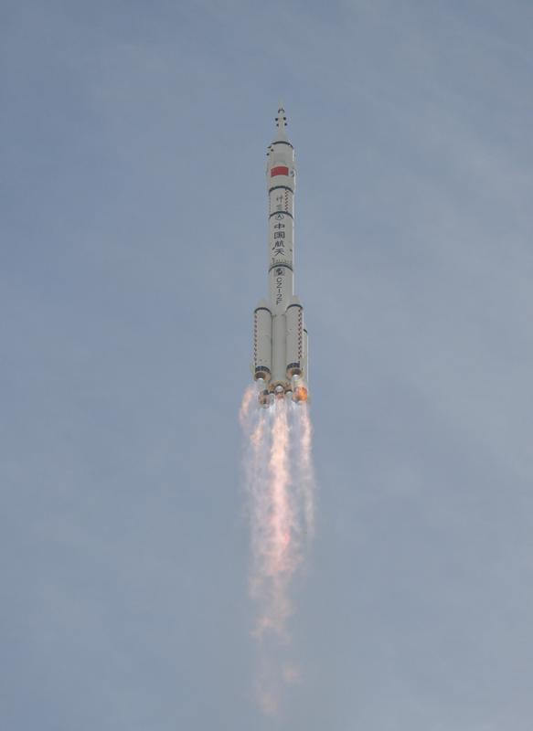 11月25日,搭载神舟二十二号飞船的长征二号F遥二十二运载火箭,在酒泉卫星发射中心点火发射。神舟二十二号飞船与长征火箭成功分离并进入预定轨道,发射任务取得圆满成功。这是中国载人航天工程第一次应急发射任务。新华社记者 连振 摄