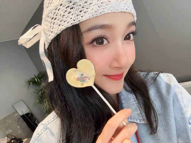 关晓彤绽放甜美笑容，亲和力十足。