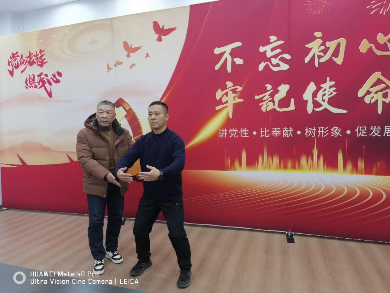 谢世光指导会员练习功法