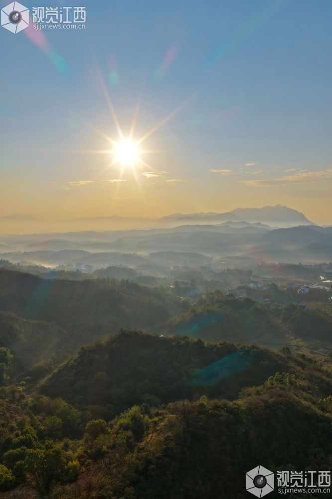 2025年11月24日,航拍江西省上饶市铅山县城乡晨雾如纱,轻柔地缠绕着城市楼宇与乡村民居,城市建筑与错落的村落相映成趣。