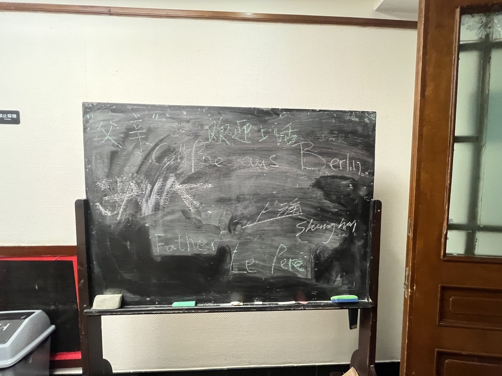 首都剧场后台放置的黑板，惯例是写演出安排，今次特为写上了“欢迎上话”。摄影：王诤