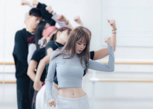 王心凌大方秀腹肌马甲线，状态好似少女！