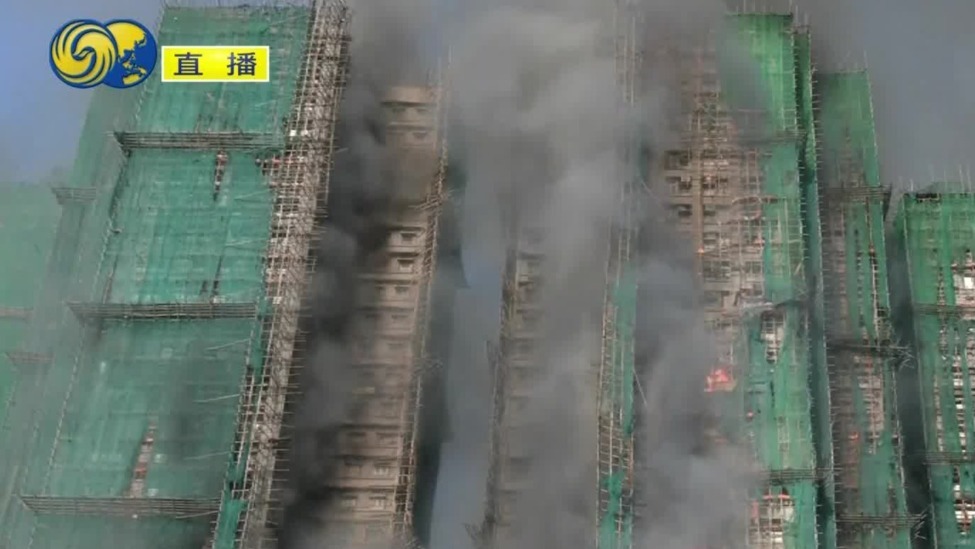 凤凰记者现场直击香港大埔火灾：警方救出多名居民