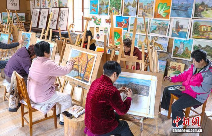 11月19日，“渔家画嫂”在山东荣成牧云庵村的画室里创作。李信君 摄