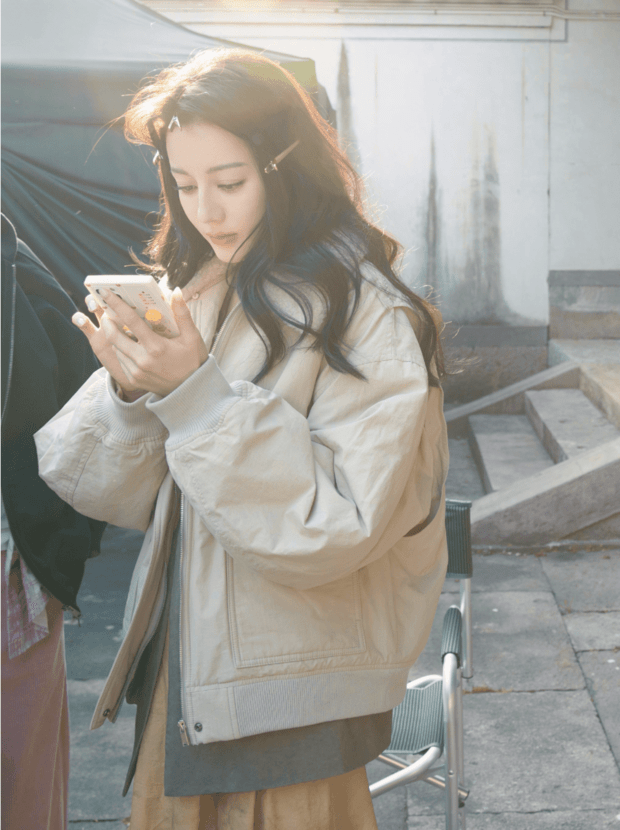 迪丽热巴工作间隙。