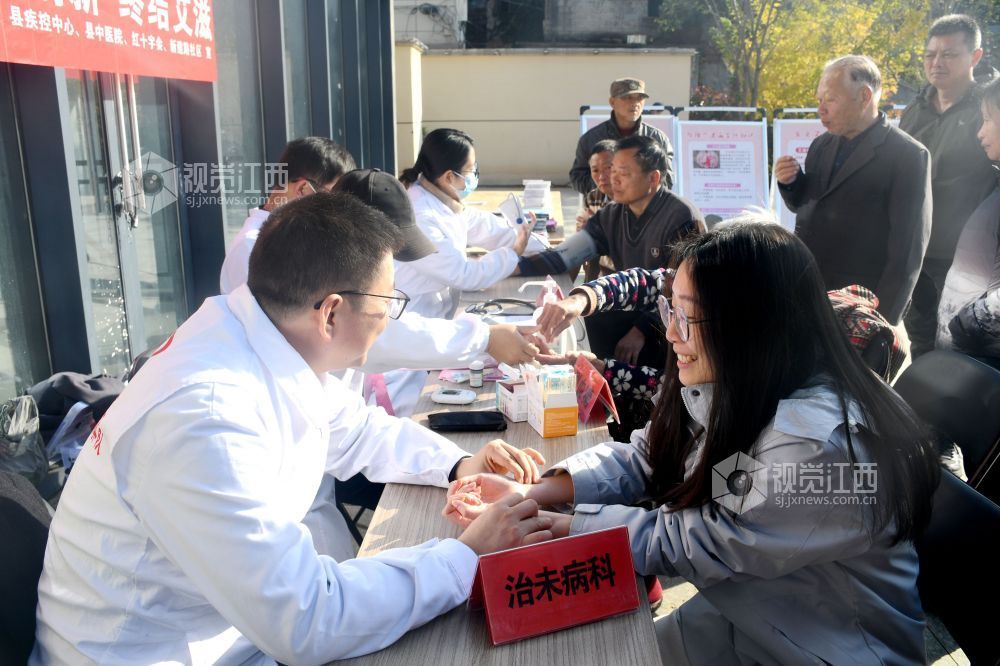图为南丁格尔志愿服务队中医院分队的志愿者在为社区居民义诊。