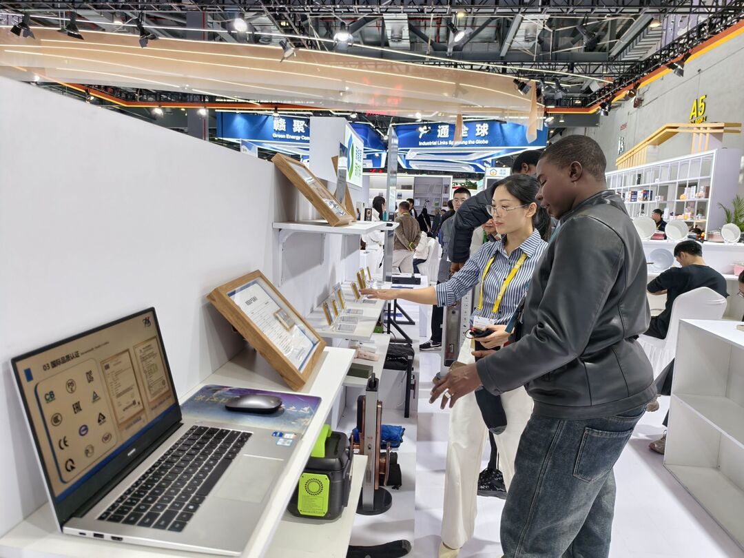 参展商介绍产品