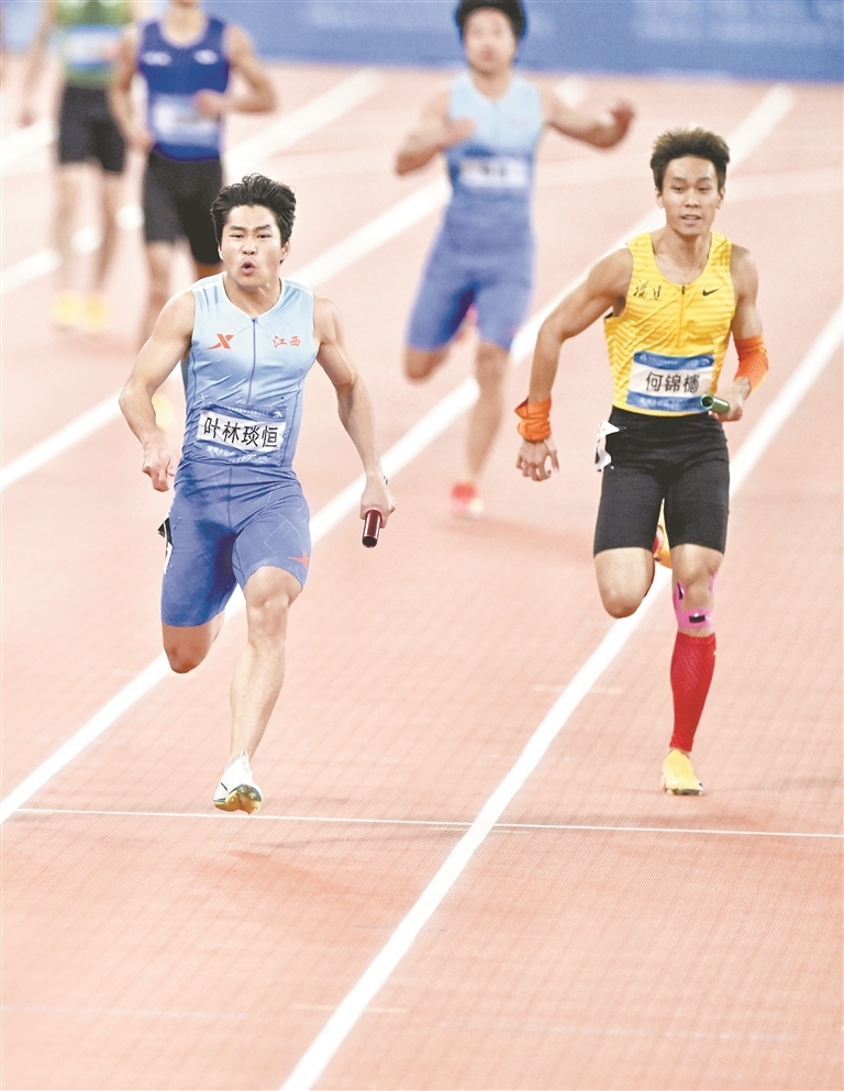 11月20日,田径男子4×100米接力决赛,江西队(蓝色赛服)以38秒64的成绩获得银牌。这是江西队首次踏上全运会4×100米接力项目决赛舞台,实现了江西在全运会该项目上的历史性突破。