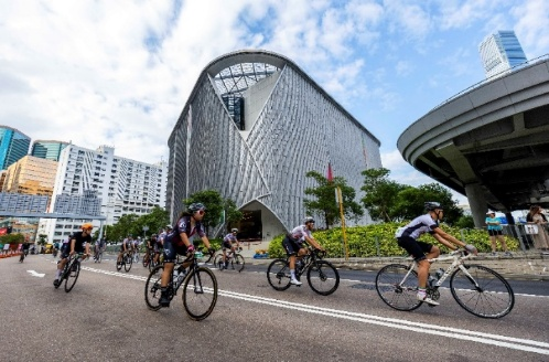 图:参赛选手骑行中