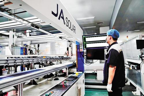 10月15日，晶澳（邢台）太阳能有限公司自动焊接机正在进行焊接作业。 李院红摄