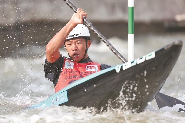 11月13日,皮划艇激流回旋男子单人皮艇决赛,陈梓桓以106.49秒的成绩获得铜牌。