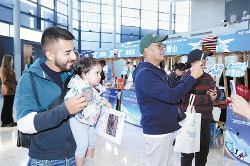 11月22日，在上海虹桥国际机场，河北文旅非遗文创市集吸引了中外游客。