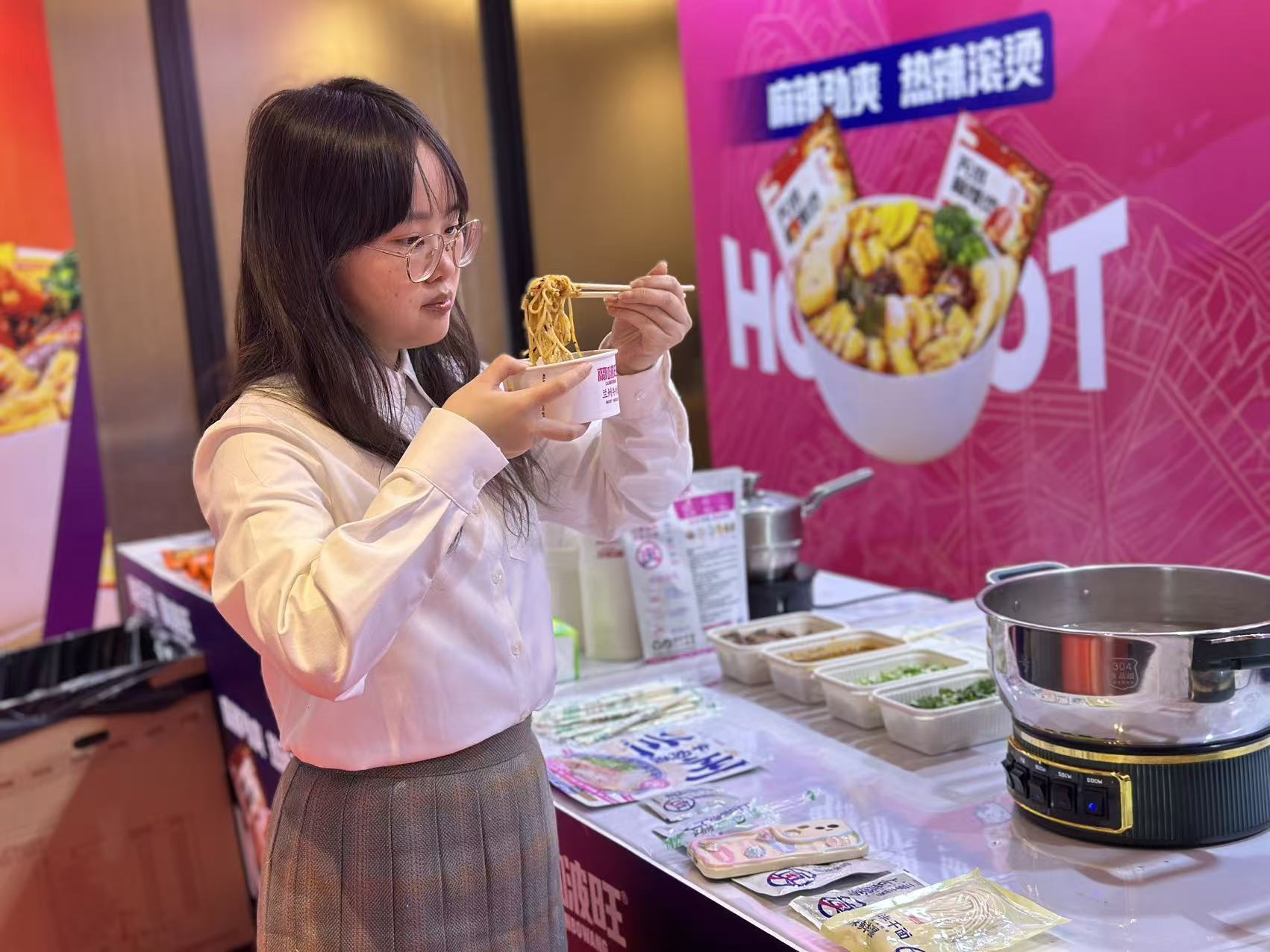 嘉宾现场品尝