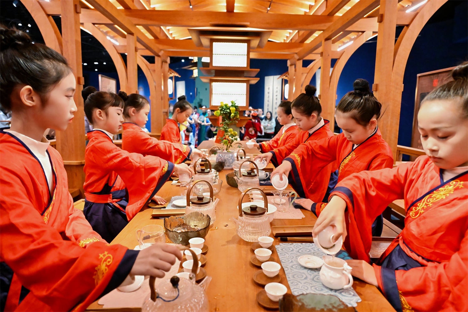 七朵祥云绘盛景!近7000观众赴弥博之夜