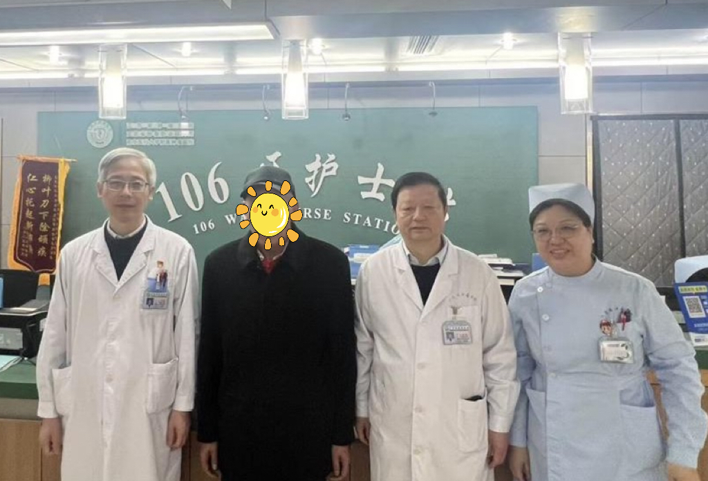 医患合影（左三：许林 左一：李明）