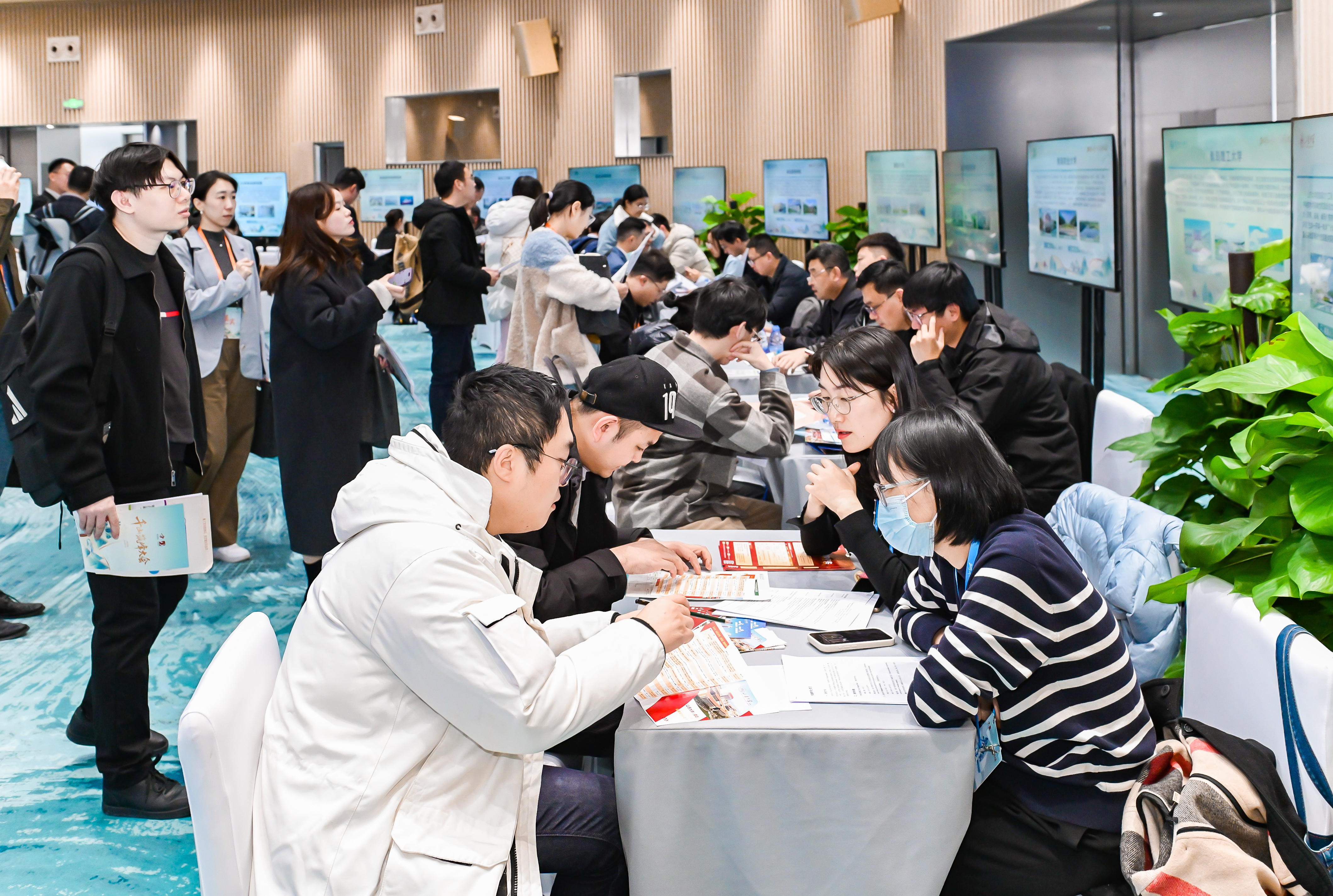 2025千山筑峰大会启幕！期间将举办14场引才专场对接会和产才匹配对接会，加快构筑产才融合新高地