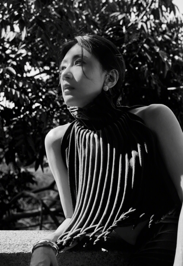 贾静雯黑白色调,藏着灵动质感。