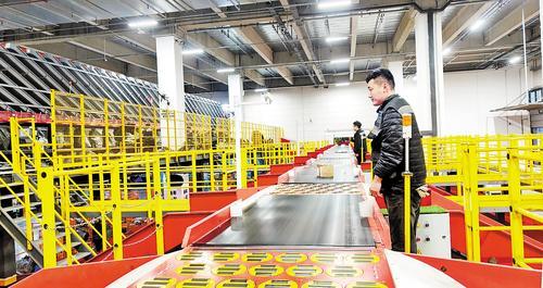11月10日，廊坊顺丰速运有限公司转运中心内，工作人员在检查智能分拣线工作情况。 本报记者刘英摄