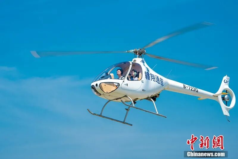 游客乘坐直升机观光游览。蔡翀 摄