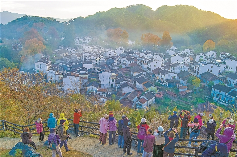 婺源县：晨雾缭绕 如梦如幻（图）