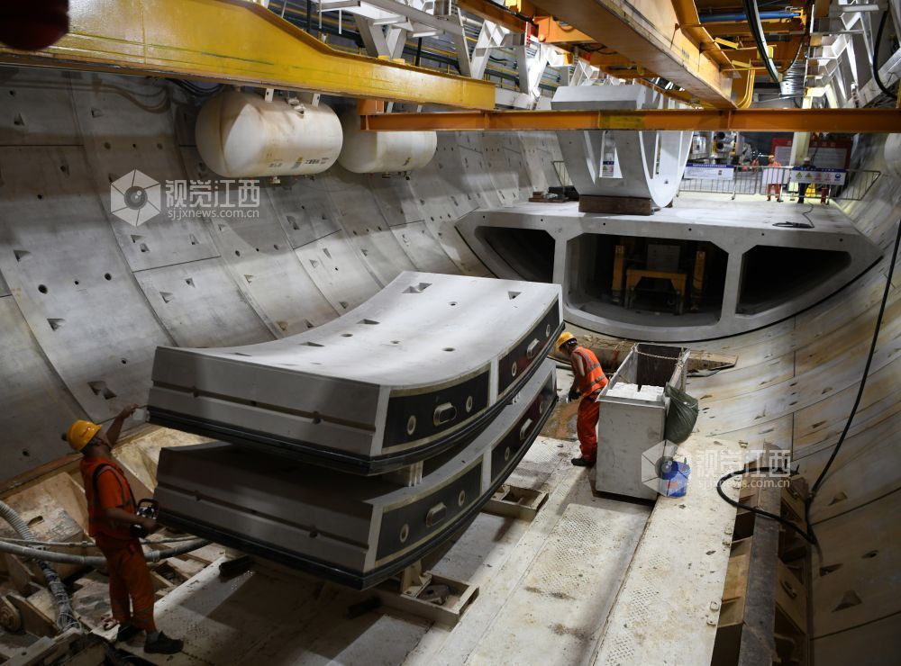 11月28日，施工人员正在京港高铁昌九段（简称昌九高铁）天祥大道隧道准备吊运管片。