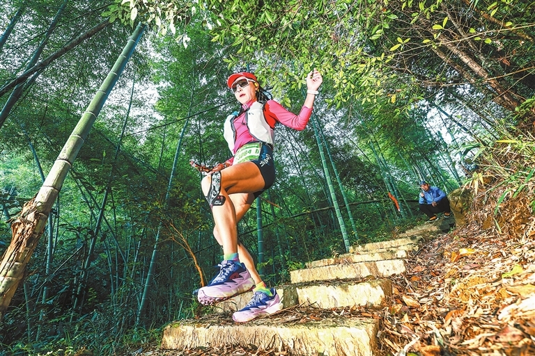 选手穿越古道台阶。