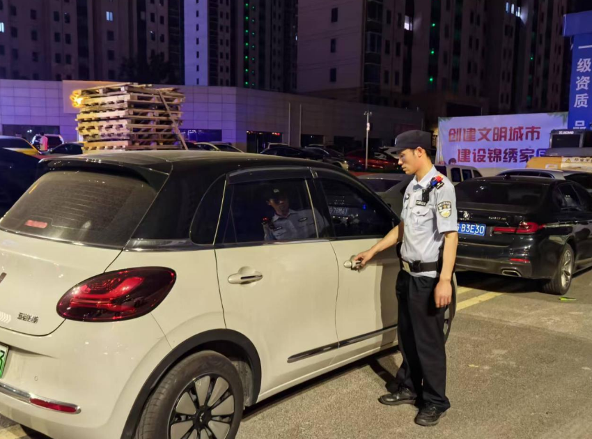 江西庐山：“零点行动” 护夜平安
