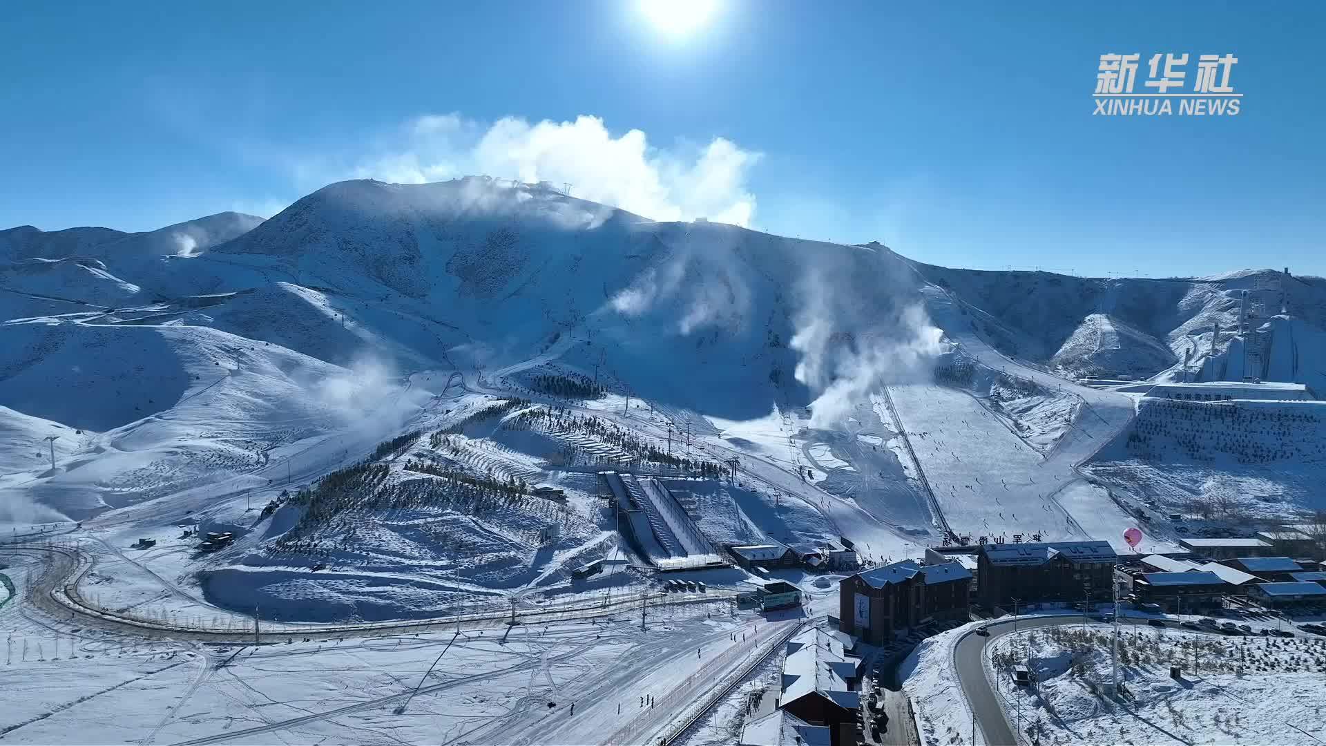 新疆阿勒泰：“雪假”将至 雪场人气爆满