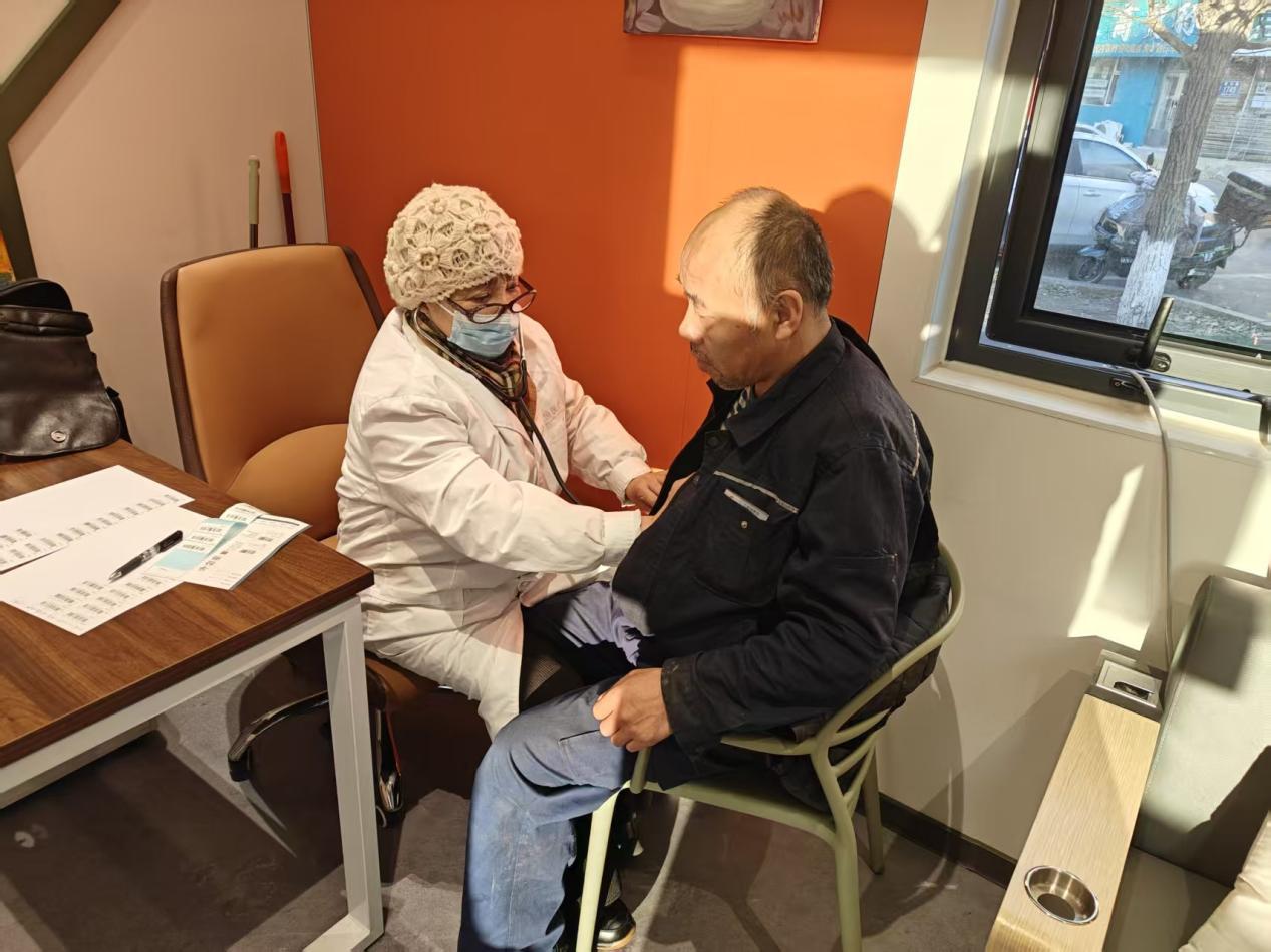 居民在驿站内进行的免费健康检查。