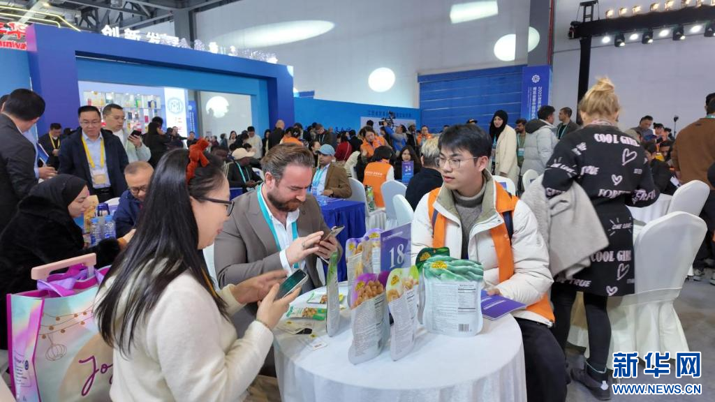 在“赣贸优品 惠通全球”江西省贸易供采专场对接会上，参展商与采购商正在交换联系方式。新华网 唐子兰 摄
