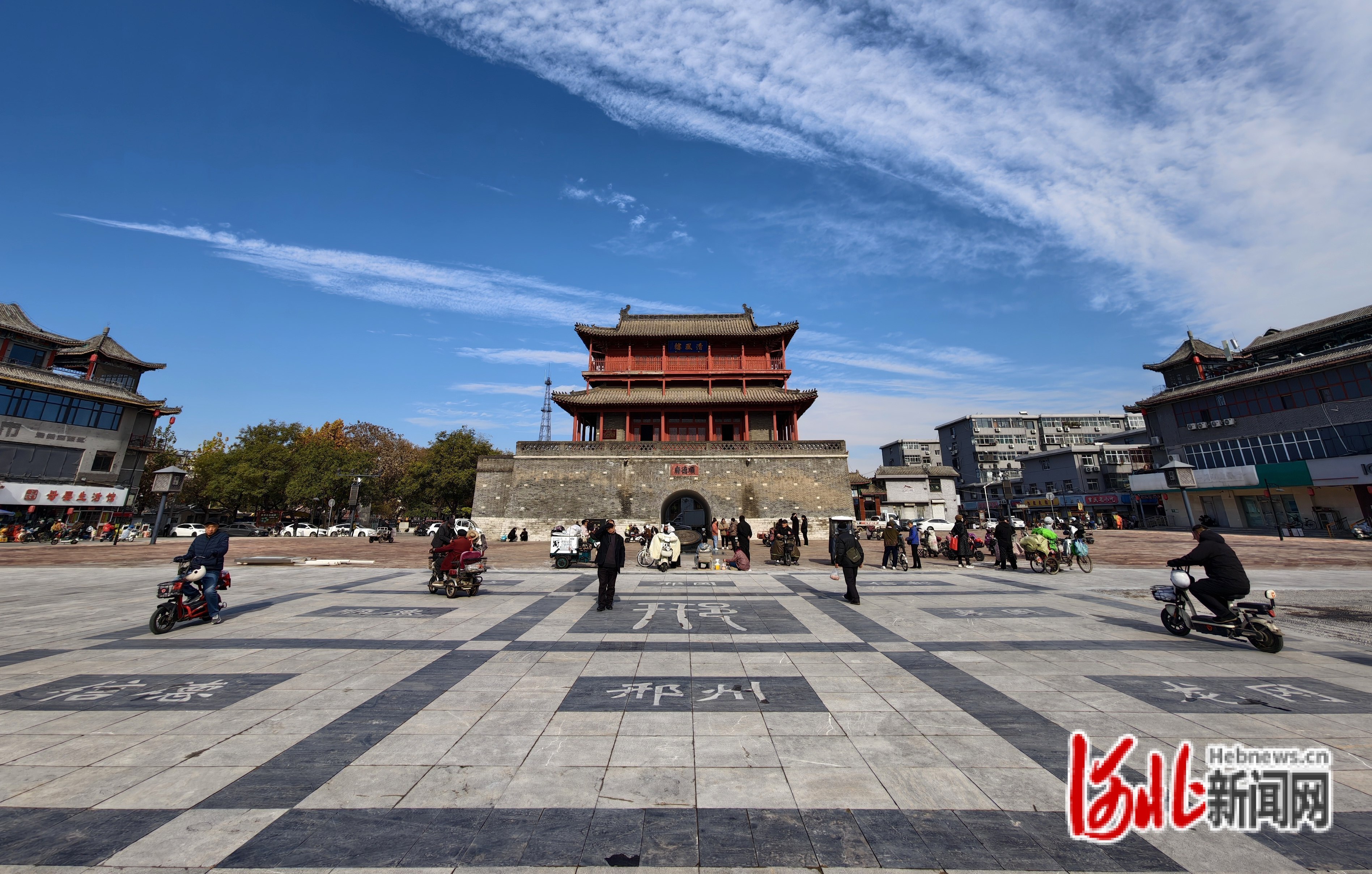 图为修缮一新的邢台市清风楼广场。霍勇摄