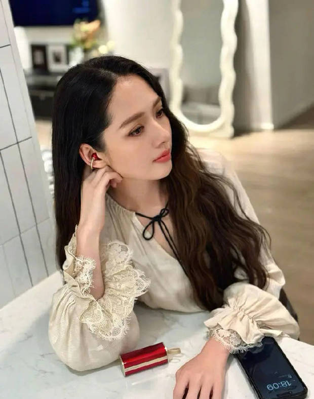 郭碧婷从早年清新的 “益达女孩” 到如今愈发温婉大气的气质。