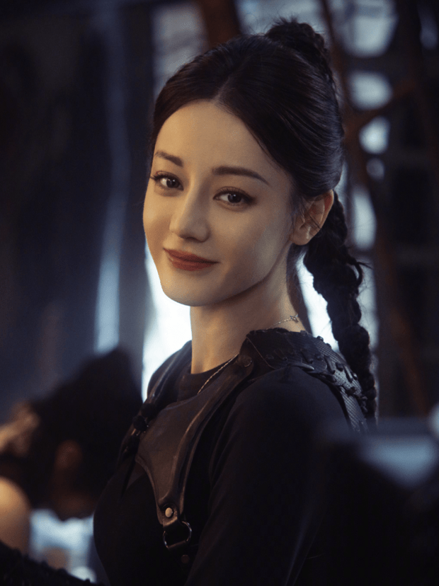 迪丽热巴温柔注视镜头。