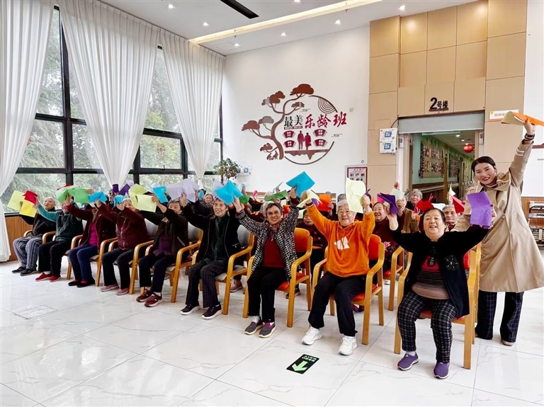 靳雅婷（右一）在带领老人们开展娱乐活动。受访者供图