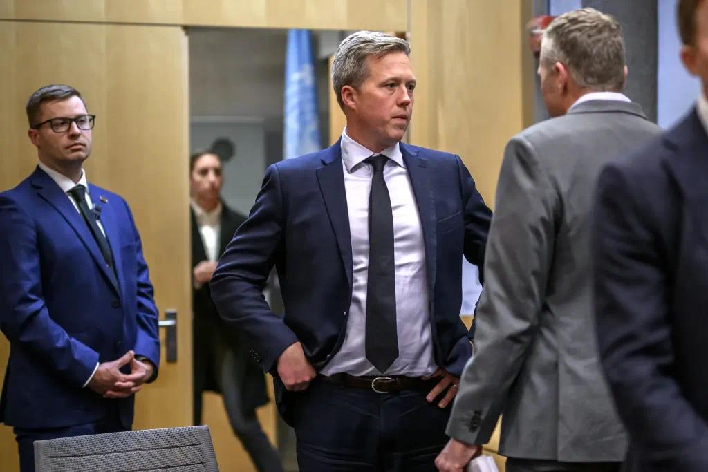 美国陆军部长丹尼尔·德里斯科尔(中)在日内瓦与乌克兰方面举行闭门会谈后。