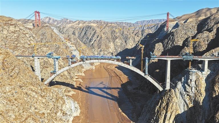 初冬，中国铁建大桥局工人在兰合铁路洮河大桥上加紧施工。目前，洮河大桥拱上立柱工程全部完成，为兰合铁路按时通车奠定了坚实基础。