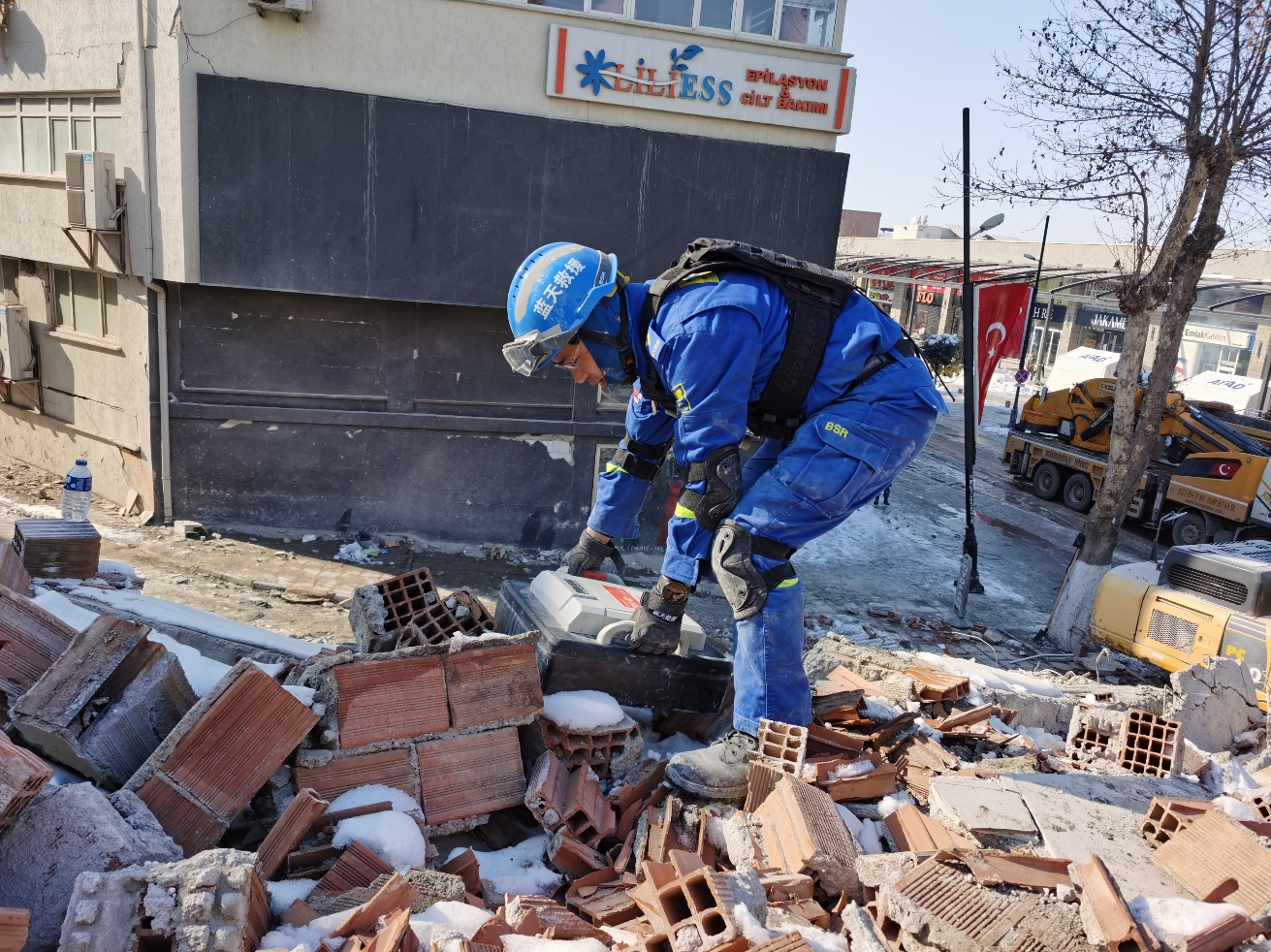 救援人员使用华诺星空产品进行救援。