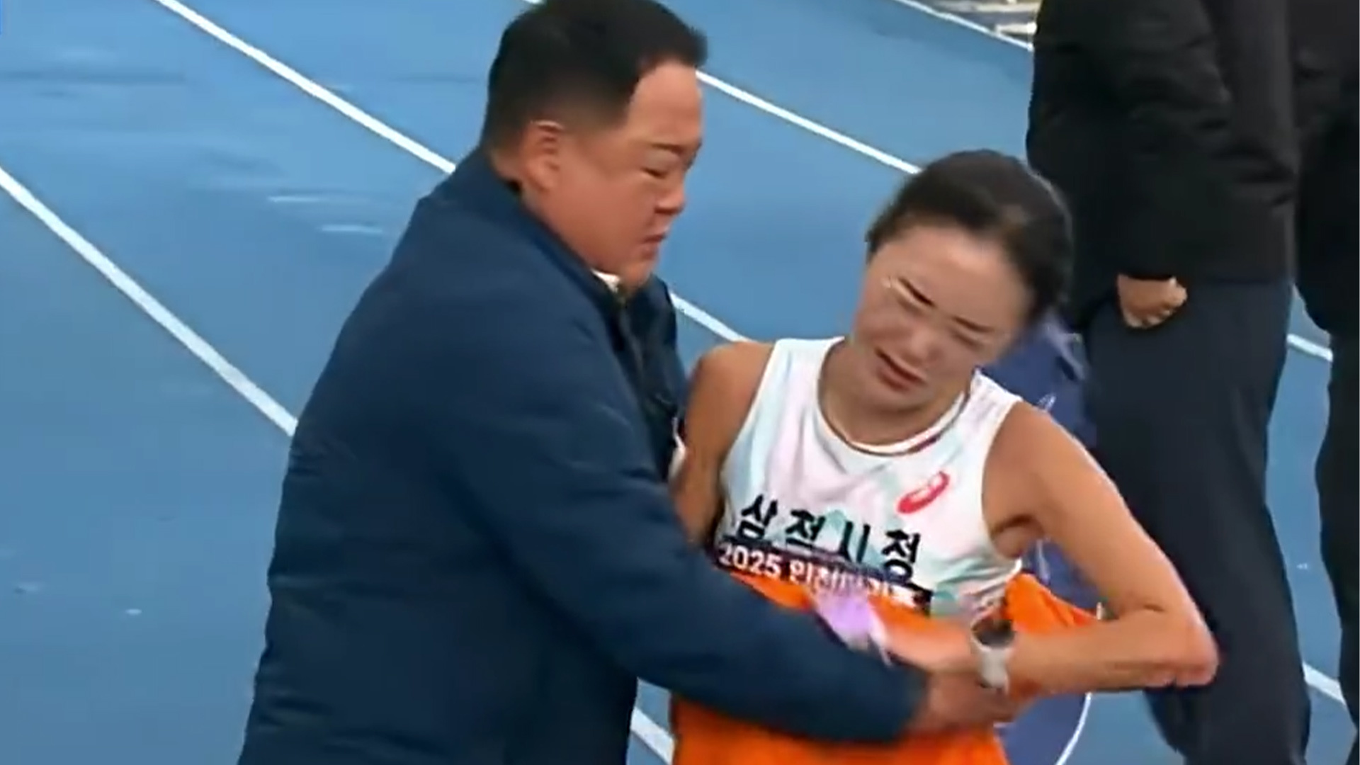 韩国男教练为女运动员裹毛毯，女方皱眉一把推开，批评声四起：“这跟性骚扰没区别”，教练解释：是为了保护她