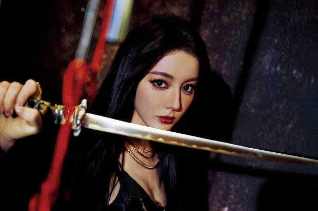 迪丽热巴手握武器，战力值拉满！