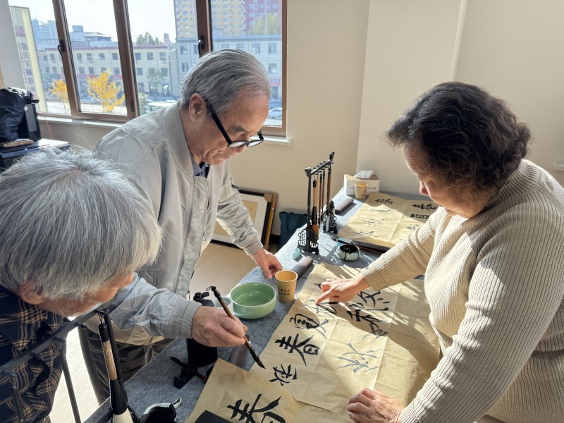 福天下与河北老年大学正定分校联合开办“真定学堂”，开设书法、摄影、非遗剪纸、乐器等丰富课程