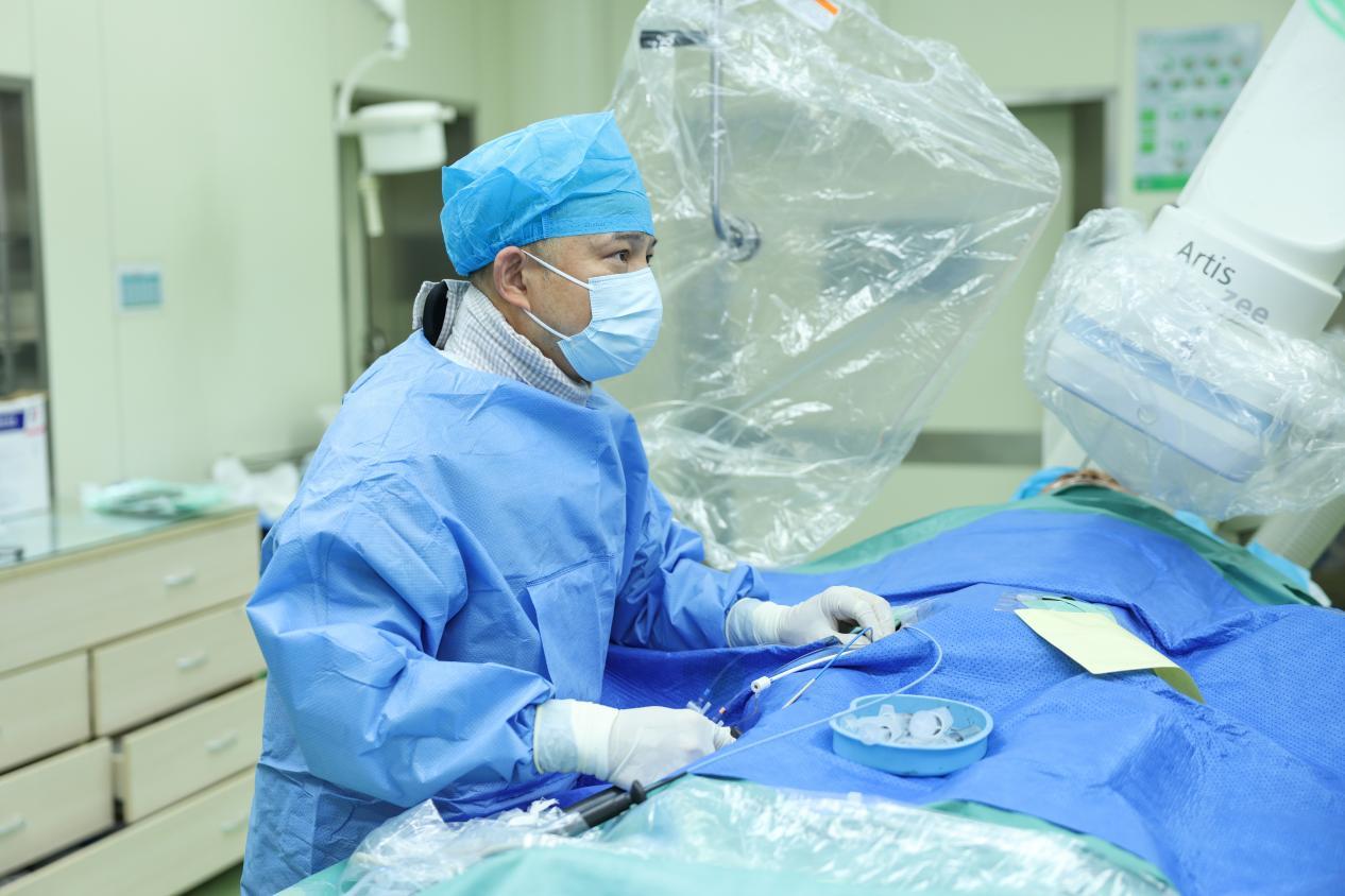 陈龙副主任医师手术中