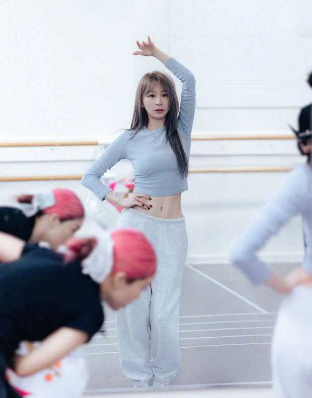 王心凌的身材苗条，曲线迷人。